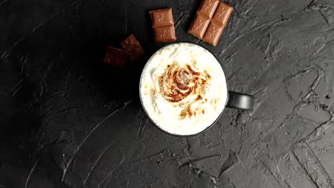 taza de cacao con crema batida