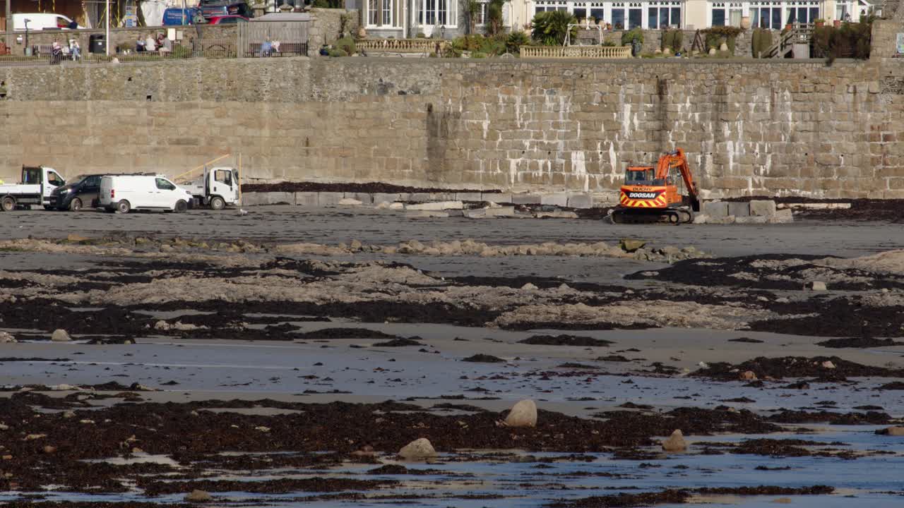 trabajos de mantenimiento en las defensas marítimas de la playa de marazion