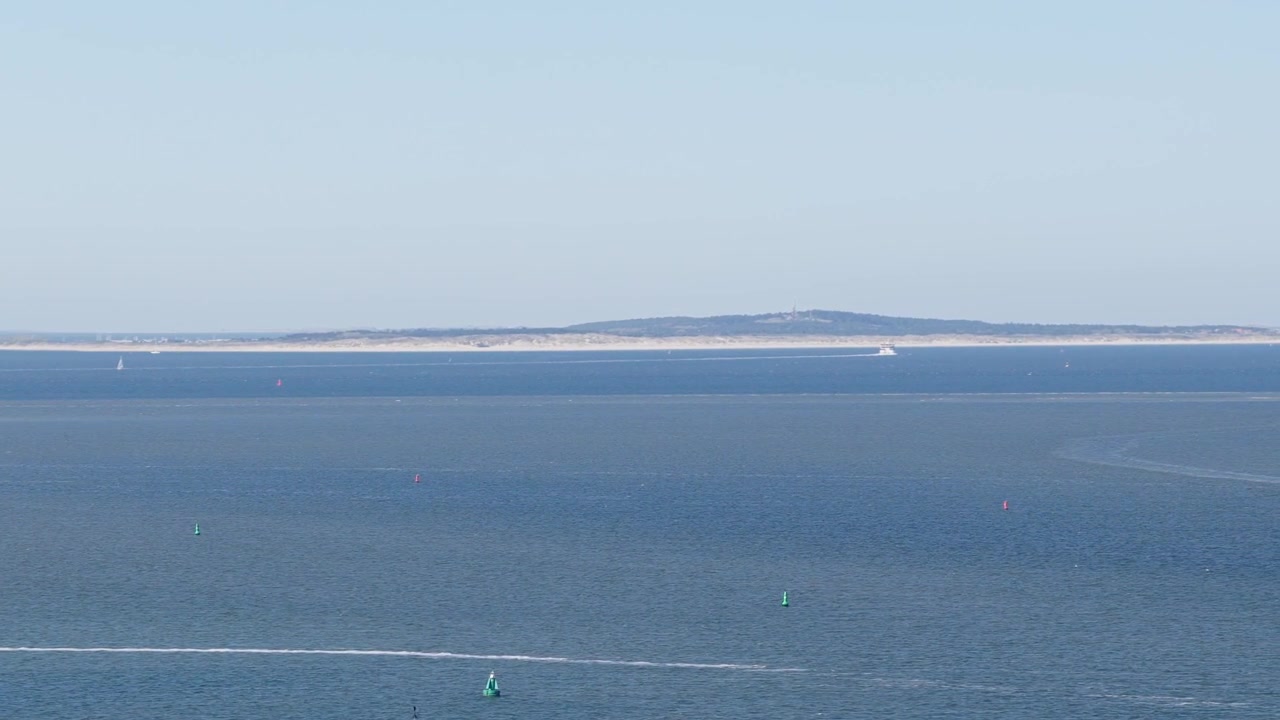 Vadehavet mellem Terschelling og Vlieland, Friesland, Holland, der afslører roligt åbent vand, fjerne klitter, navigationsbøjer og UNESCO's kystøkosystem, luftfoto