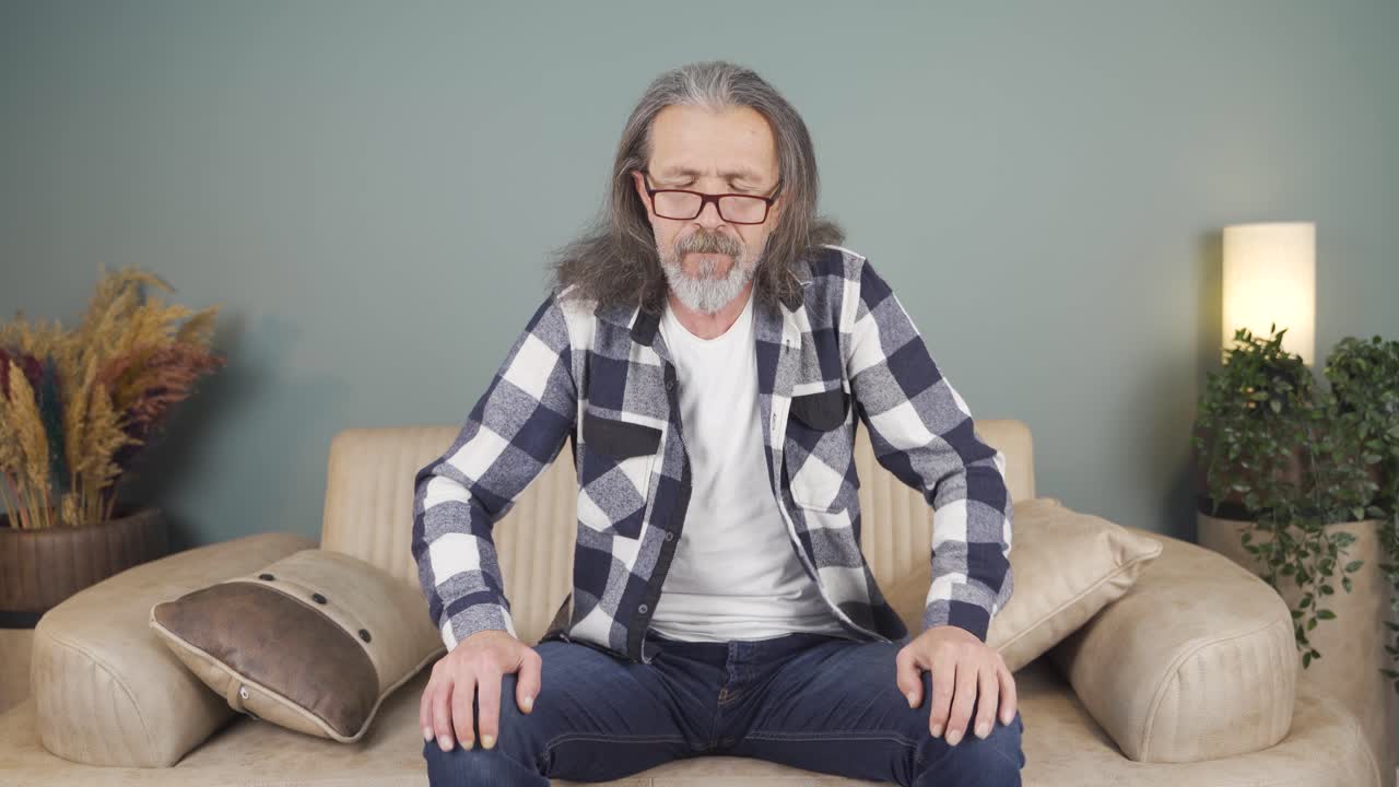 그 남자는 공황 상태입니다.