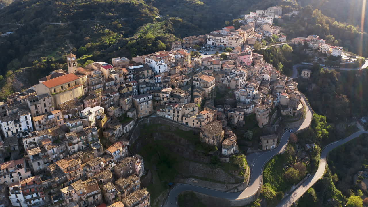 산 위에 있는 바돌라토 마을의 공중 사진
