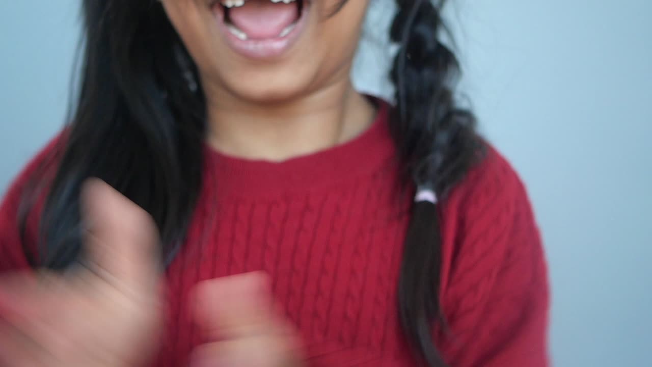 mujer feliz con el cabello largo en suéter rojo sonriendo