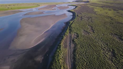Luftaufnahmen-Des-Flussdeltas-Im-Sonnigen-Sommer-Auf-Der-Halbinsel-Snaefellsness,-Island