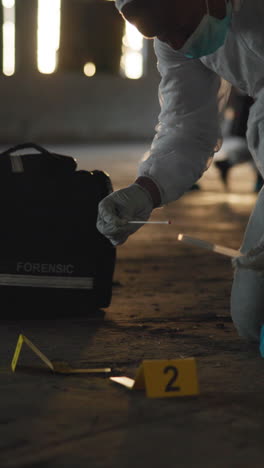 investigador forense en la escena del crimen