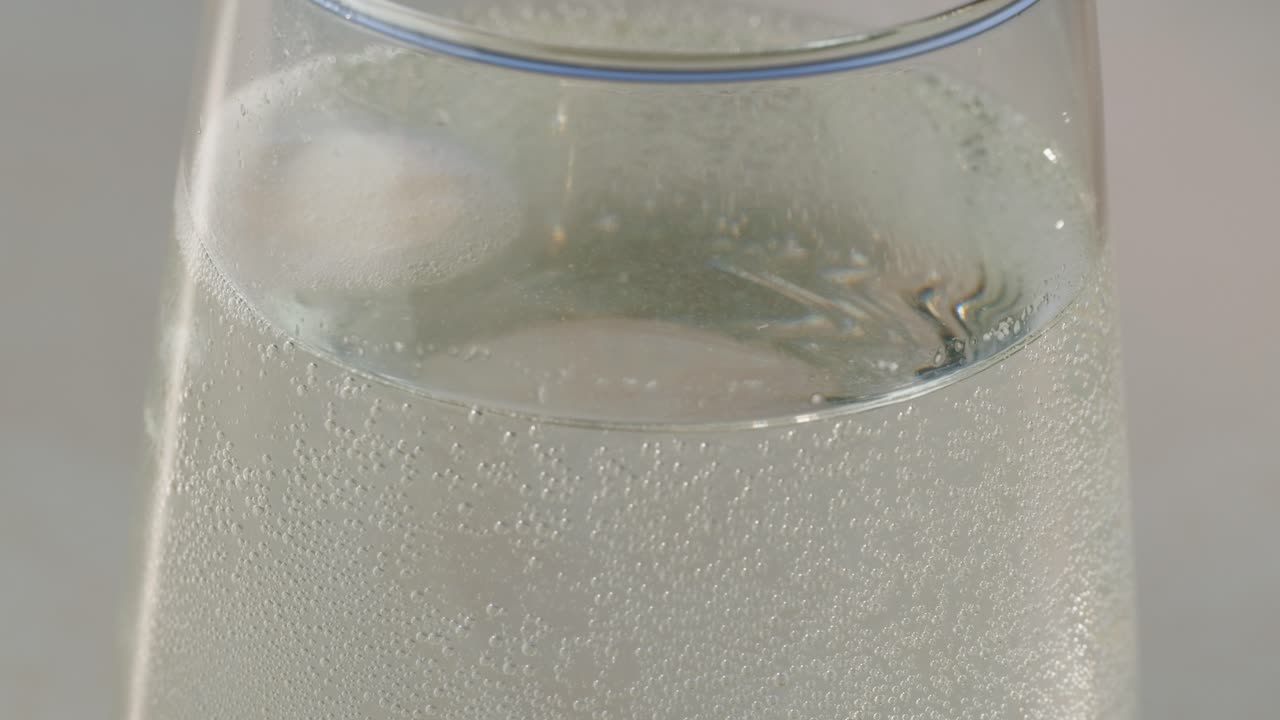 탄산수 또는 소다 한 잔