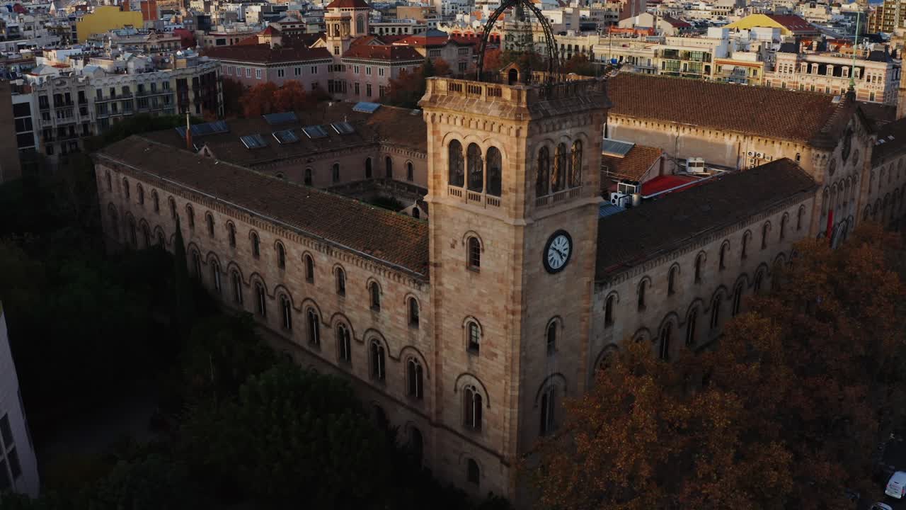 vista aérea de un edificio histórico en barcelona