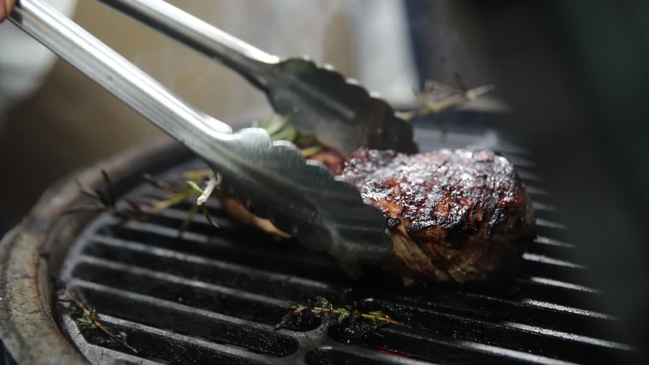 bistec a la parrilla con romero y tomillo