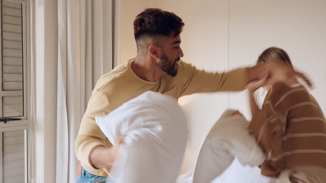 베개 싸움, 장난스럽고 침대 위의 커플