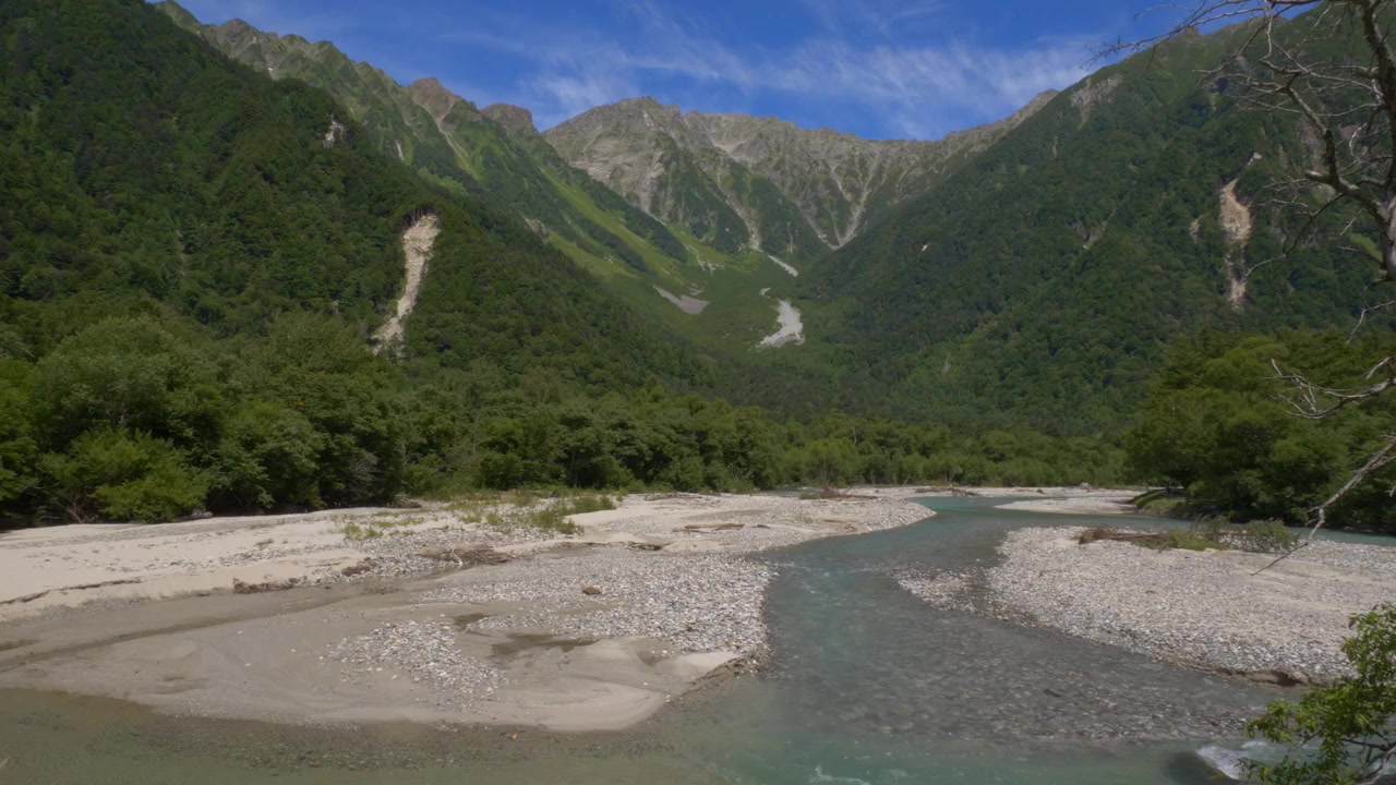Kamikochi – Luonnonkaunis lomakohde Pohjois-Japanin Alpeilla, Naganon prefektuurissa, Japanissa. Laajakuva