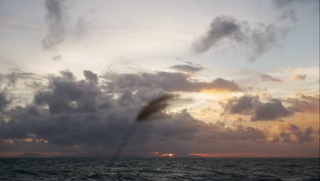 la ola del mar y las nubes en la luz del atardecer