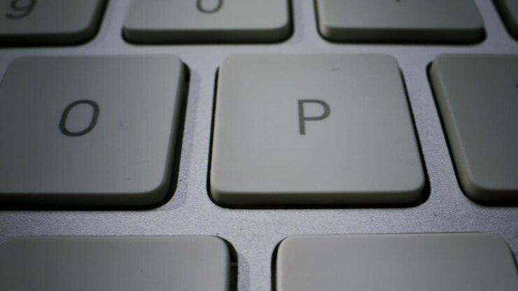 Dette er et detaljert bilde av et elegant, moderne tastatur som viser frem dets glatte taster og elegante helhetsdesign.