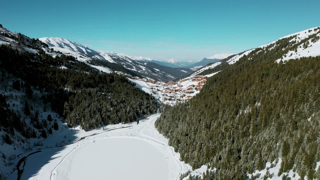 val thorens en las montañas de los alpes franceses en la nieve del invierno, vista aérea