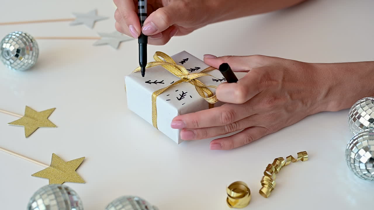 여성의 손은 작은 미러 볼을 잡고