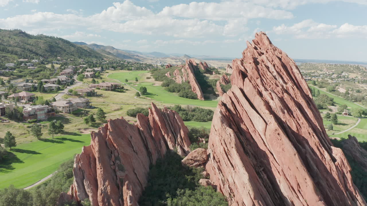 푸른 잔디, 붉은 바위, 푸른 하늘이 있는 리틀턴 콜로라도의 애로우헤드 골프 코스 리조트