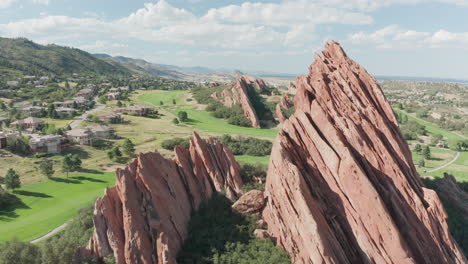 Campo-De-Golf-De-Punta-De-Flecha-En-Littleton-Colorado-Con-Césped-Verde,-Rocas-Rojas-Y-Cielos-Azules