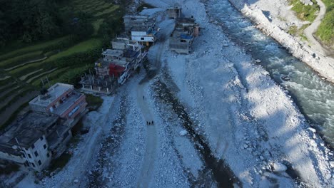 se produjeron inundaciones repentinas y deslizamientos de tierra en helambu, nepal.