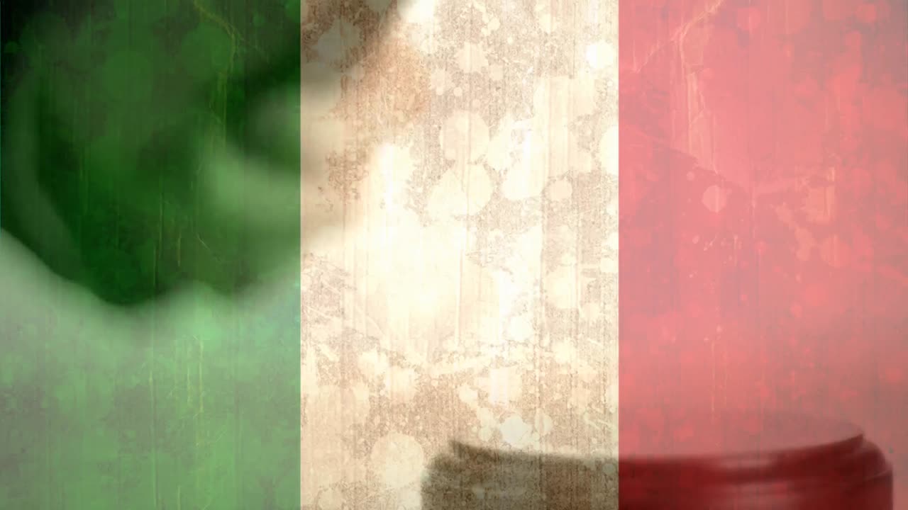Composizione digitale di bandiera italiana grunge e martelletto 4k