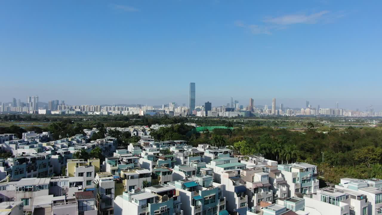 지평선에 심천 스카이라인이 있는 홍콩 농촌 주택 위에 홍콩과 심천 국경선, 공중 전망