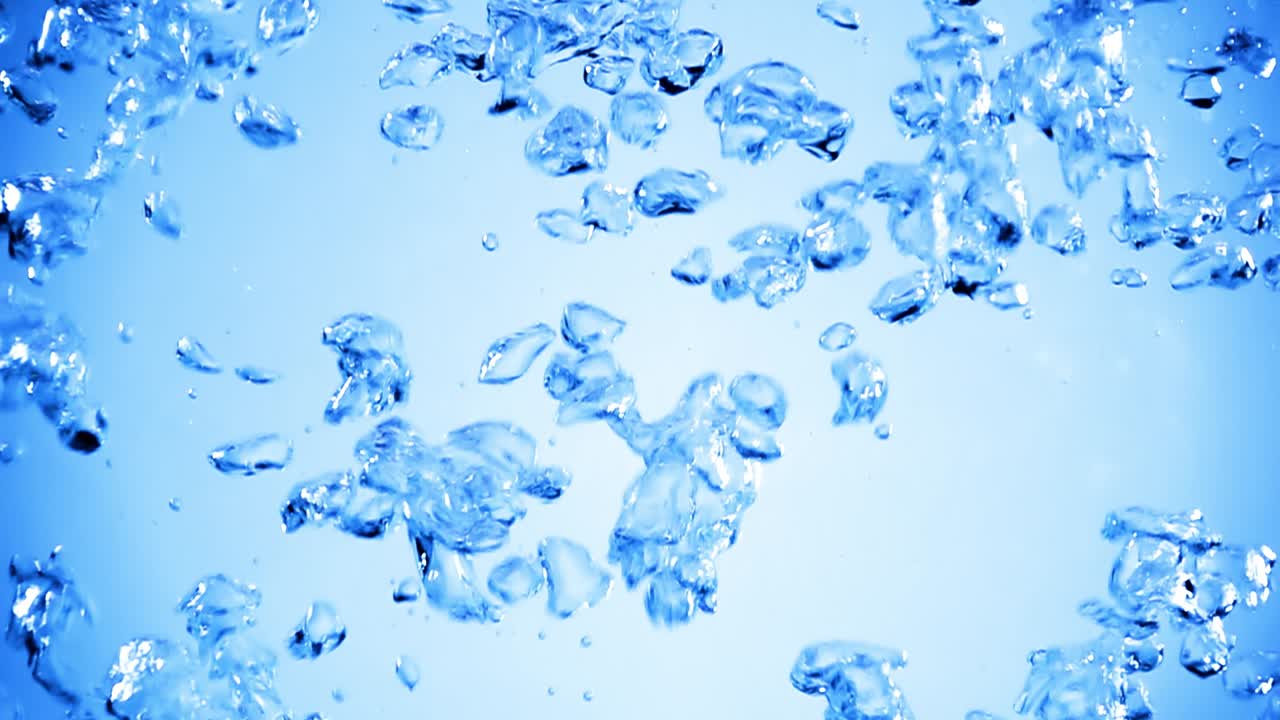 물 속의 많은 거품이 가까이에서, 느린 움직임의 거품과 함께 추상적인 물 파동