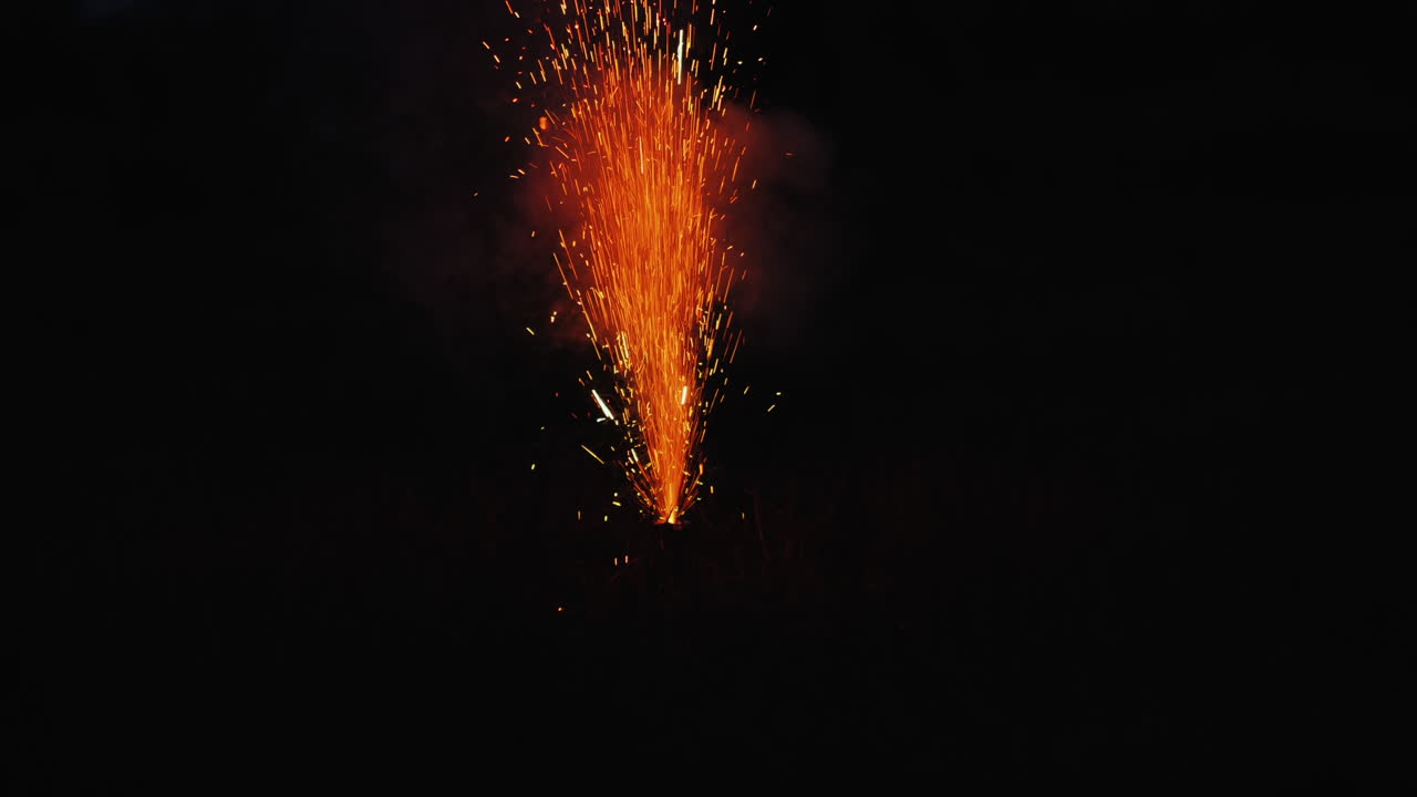 마른 잔디 위의 불꽃놀이 위험한 행동과 화재 원인