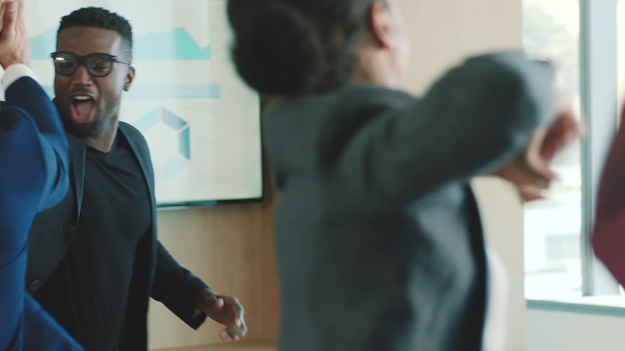 éxito, ganador y reunión con un hombre de negocios