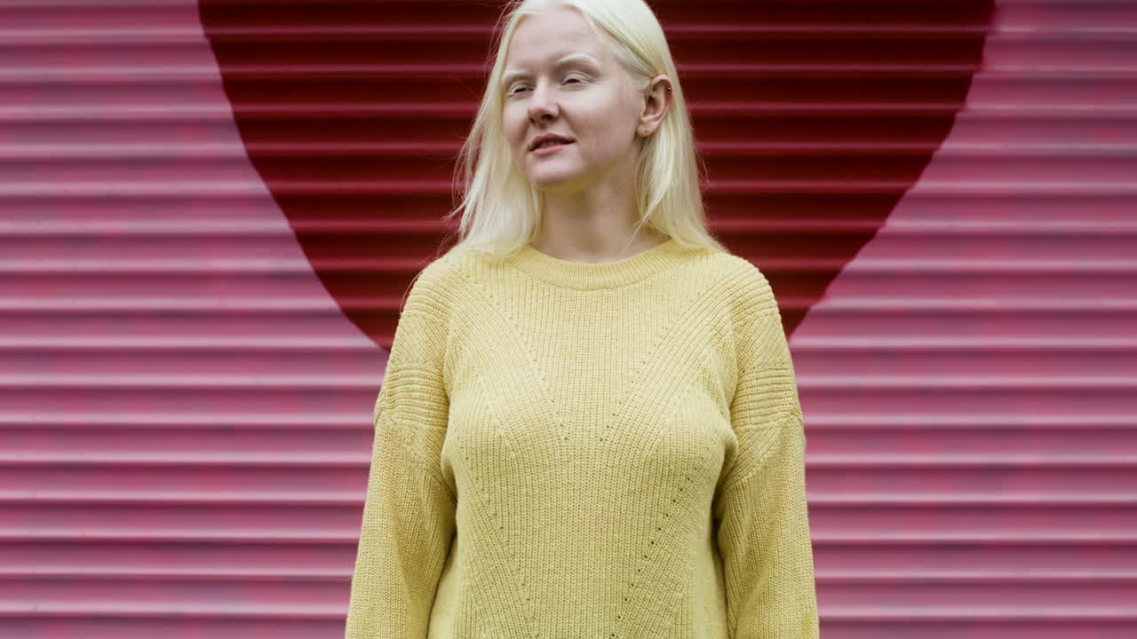 행복한 젊은 여성이 포즈를 취하고 있습니다.