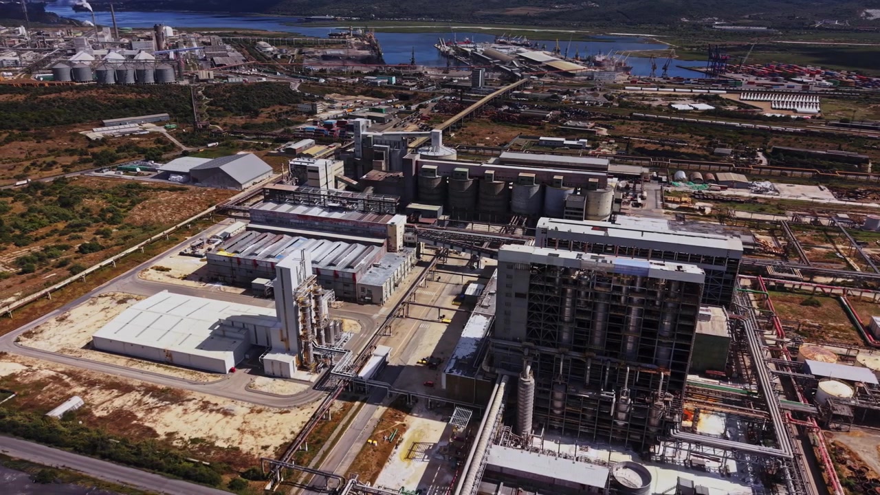 Sito industriale con edifici e attrezzature vicino a uno specchio d'acqua