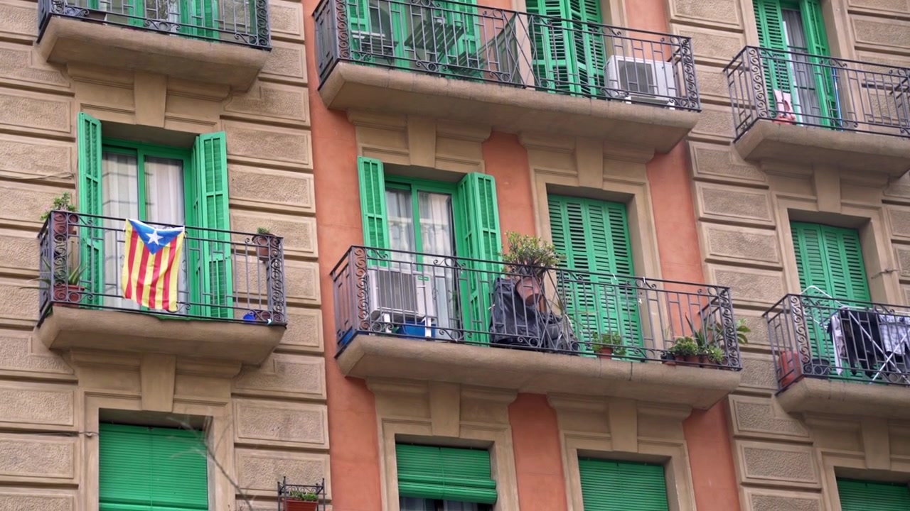 Bandera catalana colgando de un balcón local en Barcelona, España. Grabado a mano