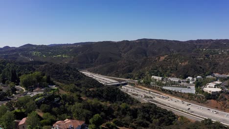 Breiter-Luftschwenk-über-Den-405-Freeway,-Der-Durch-Den-Sepulveda-Pass-Führt