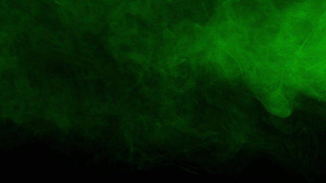Subtil og blød grøn tåge eller røg driver langsomt hen over en mørk skærm. Atmosfærisk overlay til at skabe en stemningsfuld, mystisk eller uhyggelig atmosfære. Til gyser og fantasy