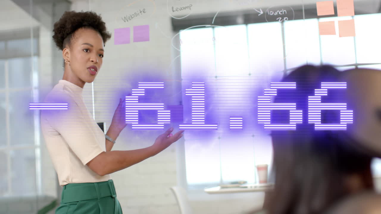 animación del procesamiento de datos financieros sobre diversas mujeres empresarias en la oficina