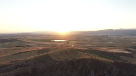puesta de sol en el lago del cráter kızılçan