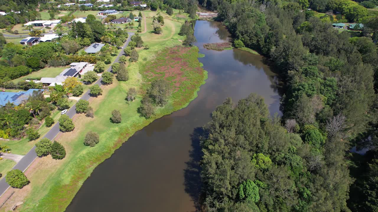 Localidad del Valle de Currumbin en un día soleado con vista panorámica de montañas verdes en Queensland, Australia