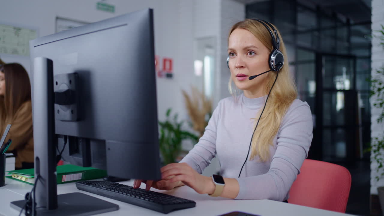 헤드 을 들고 컴퓨터 에서 일 하는 여자