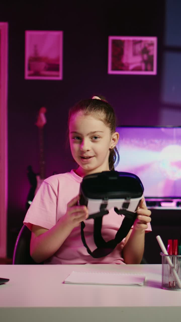 Video verticale. Una bambina, star dei media, che indossa occhiali VR, li spacchetta e ne illustra le specifiche tecniche ai fan della Gen Z