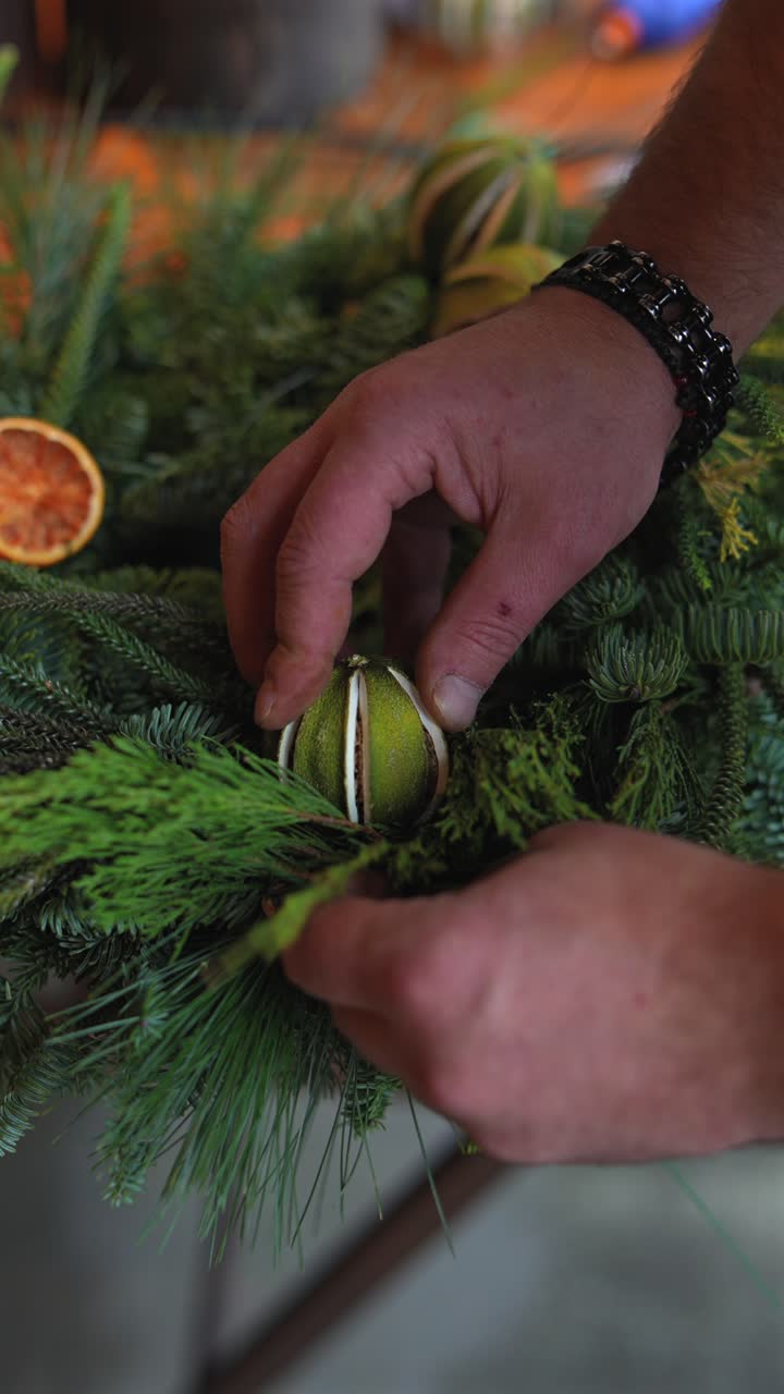 haciendo una corona navideña festiva