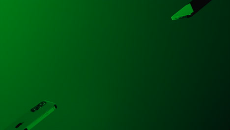 iphone de manzana con fondo verde