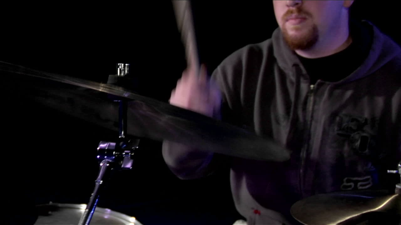 Un musicista suona la batteria