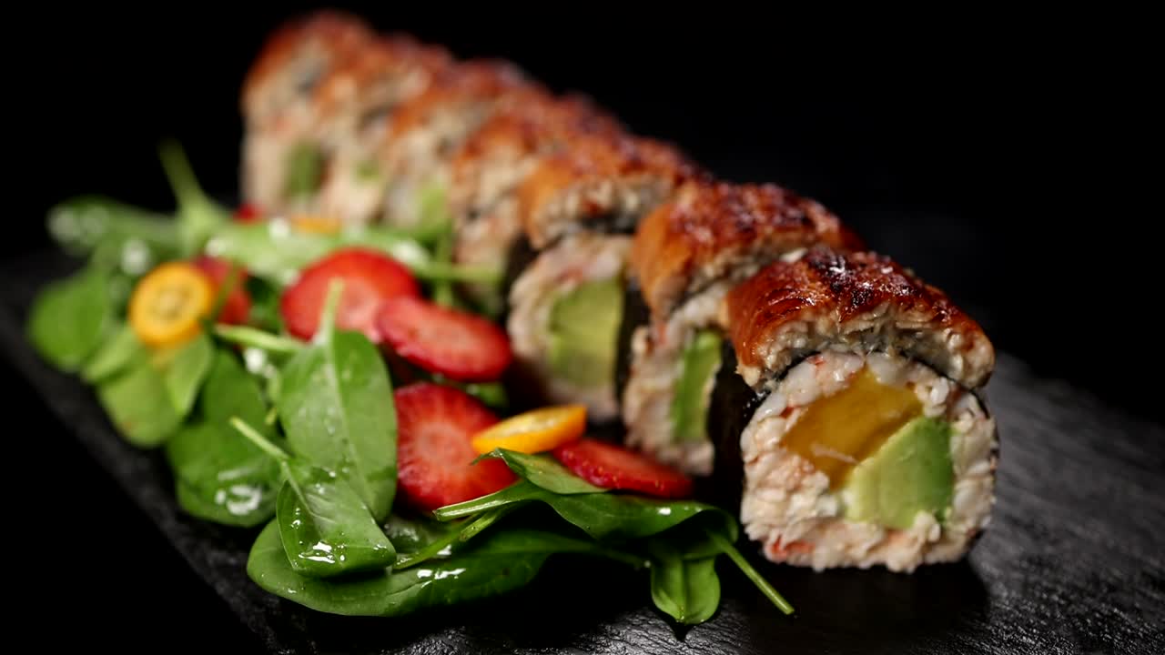 un delicioso rollo de sushi con ingredientes frescos