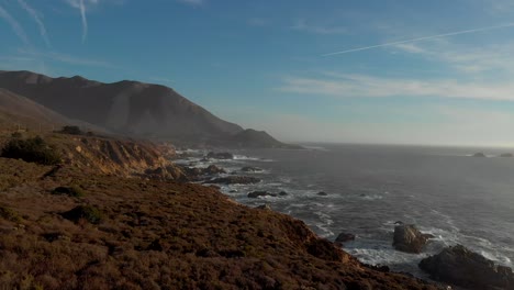 Auge-De-Drones-De-4k-Sobre-El-Océano-Big-Sur-Durante-La-Puesta-De-Sol