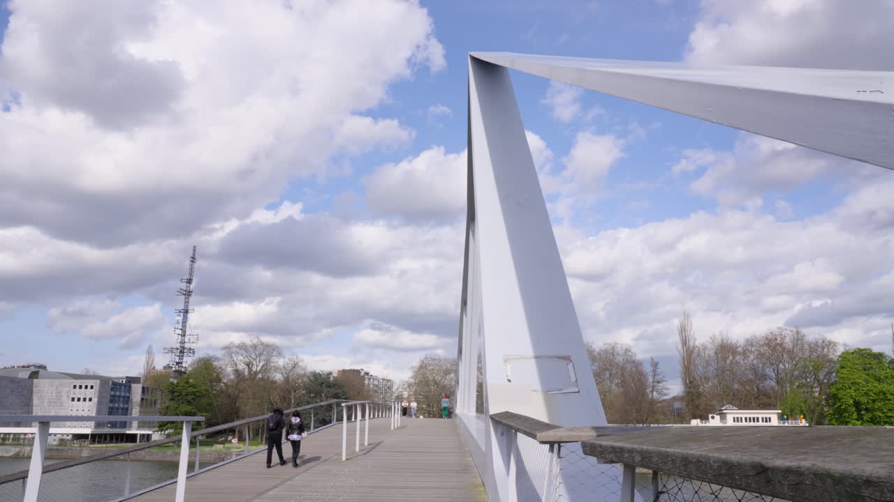 People walking on the Passerelle La Belle Li&eacute;geoise