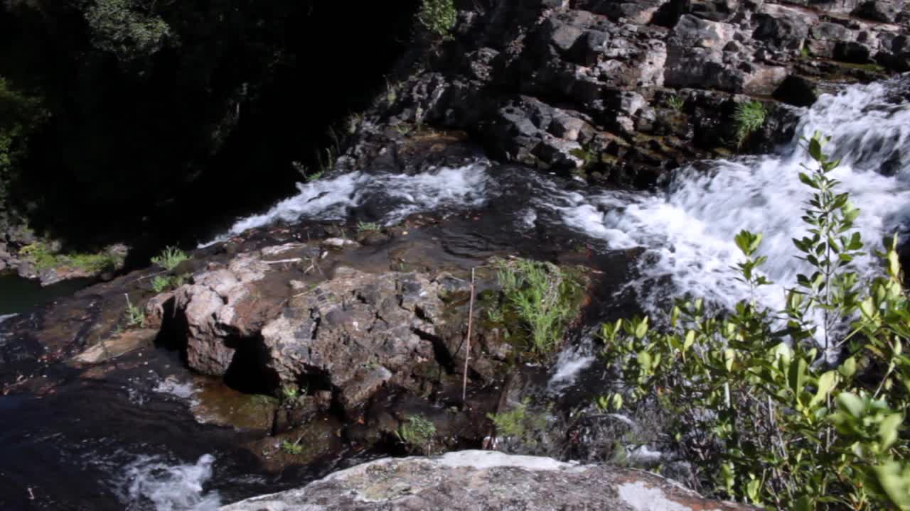la parte superior de una caída de agua en nueva zelanda