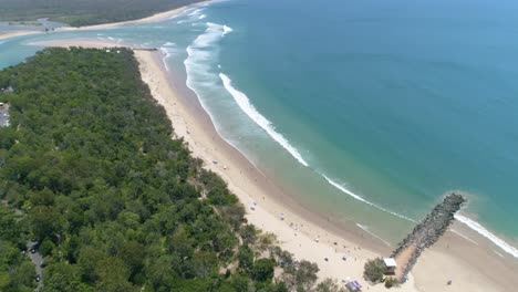 Una-Vista-Aérea-Muestra-A-Los-Turistas-Disfrutando-De-La-Playa-En-La-Comarca-De-Noosa-En-Queensland,-Australia-2