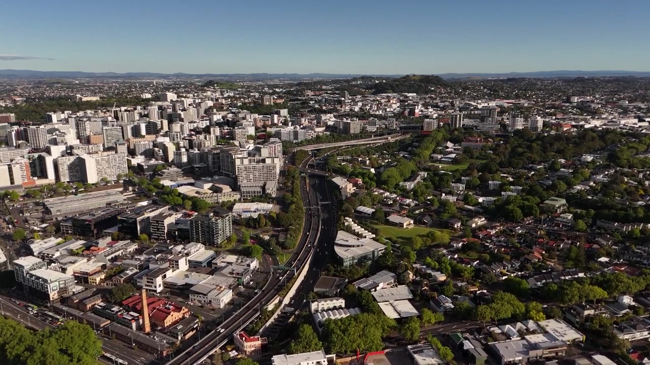 Video aereo cinematografico 4K 60fps da drone del traffico cittadino lungo Westhaven Drive nel CBD di Auckland, Nuova Zelanda. Moderna infrastruttura urbana sul lungomare con veicoli in movimento.