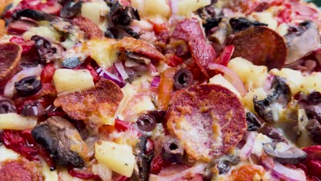 eine pizza mit verschiedenen toppings dreht sich