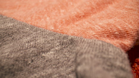 macro close-up over het oppervlak van een grijs en oranje katoenen shirt