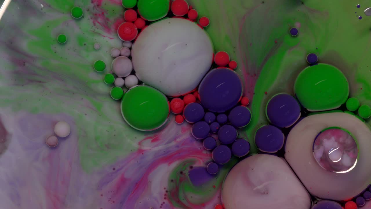 burbujas abstractas de colores. pintura de color macro en flujo dinámico. fondo de textura de movimiento caótico. vista superior