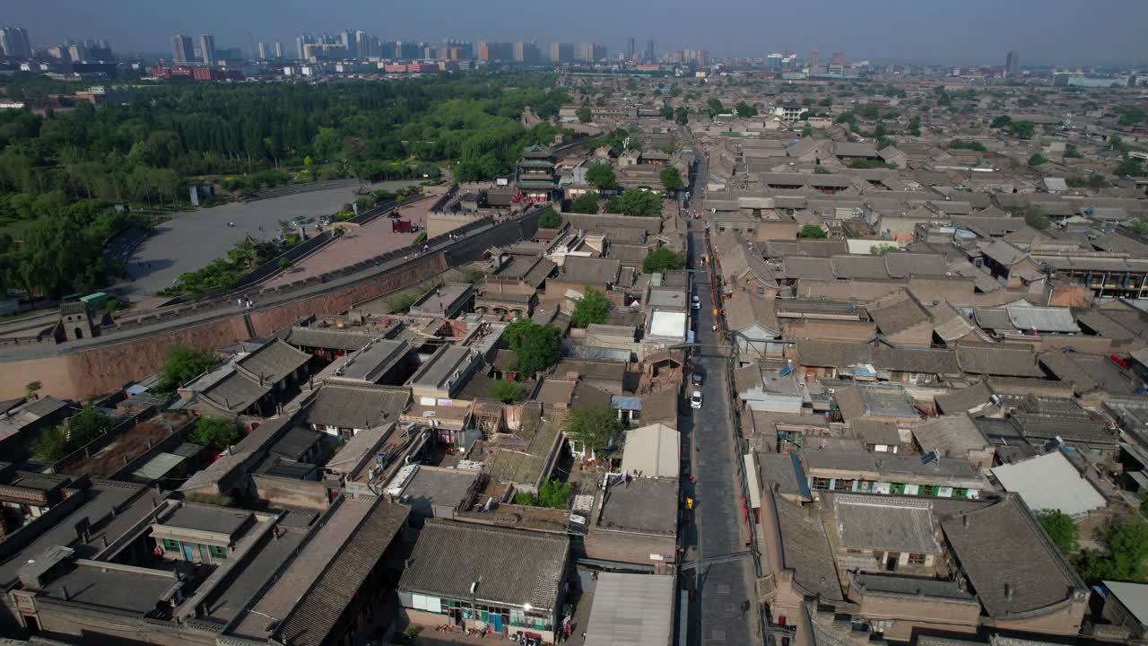 la arquitectura tradicional de la antigua ciudad de pingyao y la muralla de la ciudad vista desde arriba, órbita