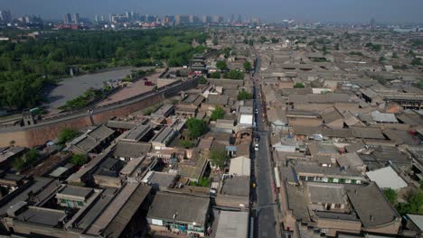 La-Arquitectura-Tradicional-De-La-Ciudad-Antigua-De-Pingyao-Y-La-Muralla-De-La-Ciudad-Vistas-Desde-Arriba,-órbita