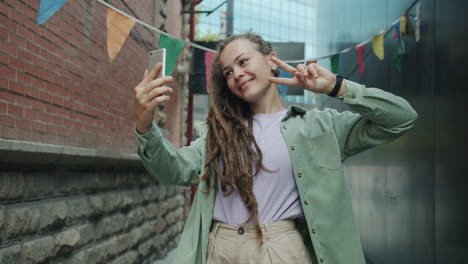 mujer tomando una selfie en la ciudad